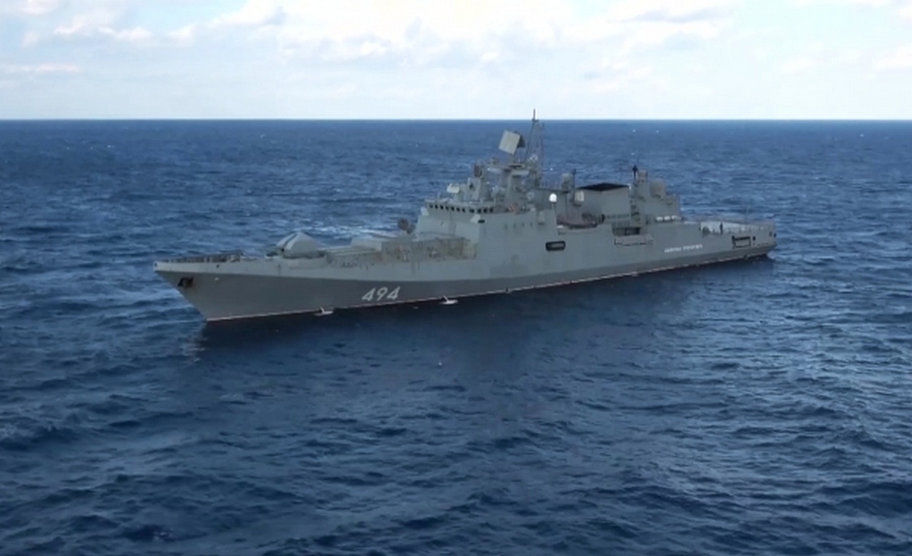 Фрегат «Адмирал Григорович» в море, британский перехватывающий флот в порту.