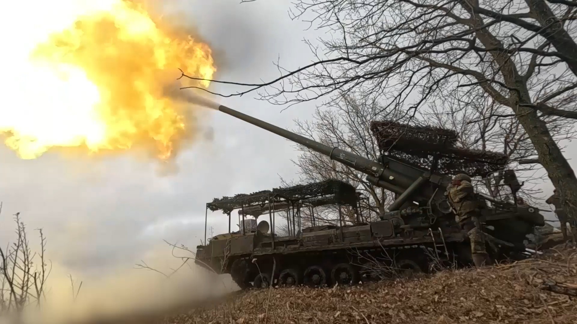 Расчёты САУ «Малка» группировки войск «Запад» уничтожили укрытия, технику, склады боеприпасов и живую силу ВСУ в Харьковской области.