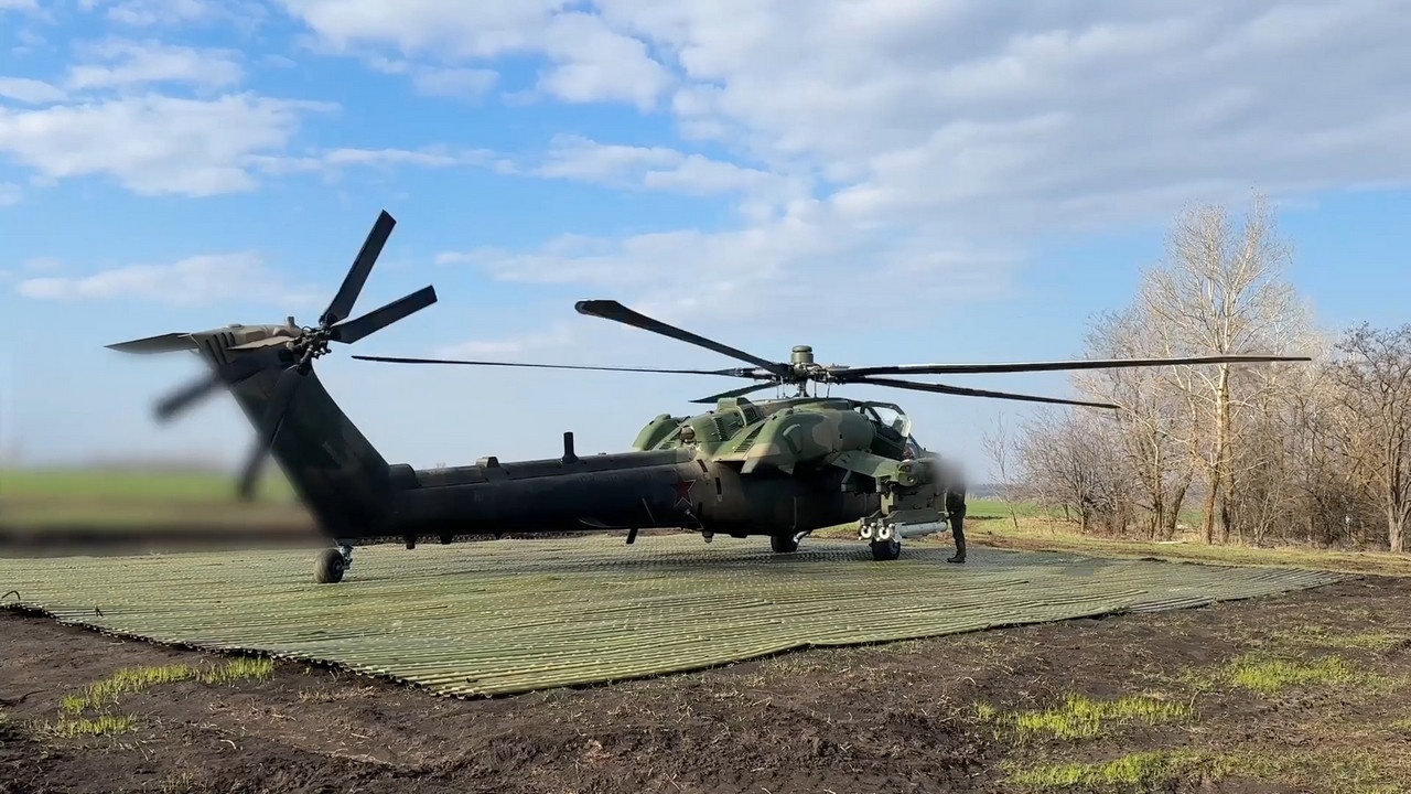 Экипаж вертолёта Ми-28НМ уничтожил бронетехнику ВСУ в зоне ответственности группировки войск «Восток».