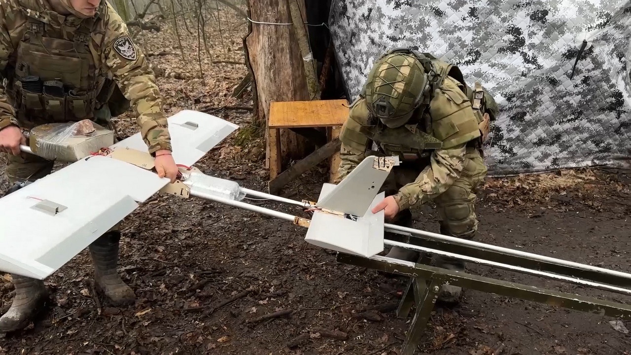 Расчёты БПЛА «Молния-2» войск беспилотных систем группировки «Север» уничтожили опорные пункты и живую силу ВСУ в Сумской области.
