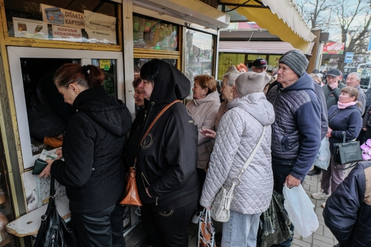 Очередь в продуктовый киоск в Мелитополе. Запорожская область частично погрузилась в блэкаут из-за массированного удара со стороны ВСУ по энергетической инфраструктуре региона.