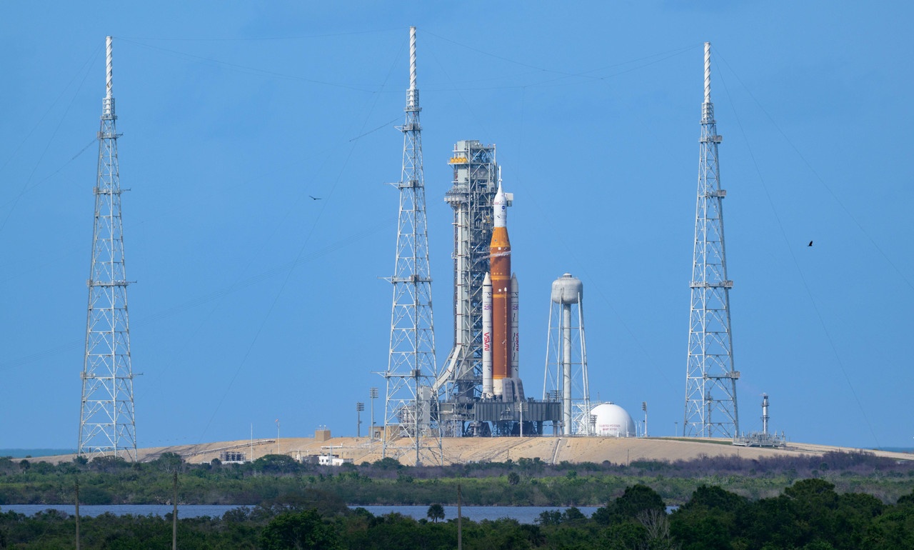 Ракета НАСА Artemis II с космическим кораблём Orion на стартовой площадке.