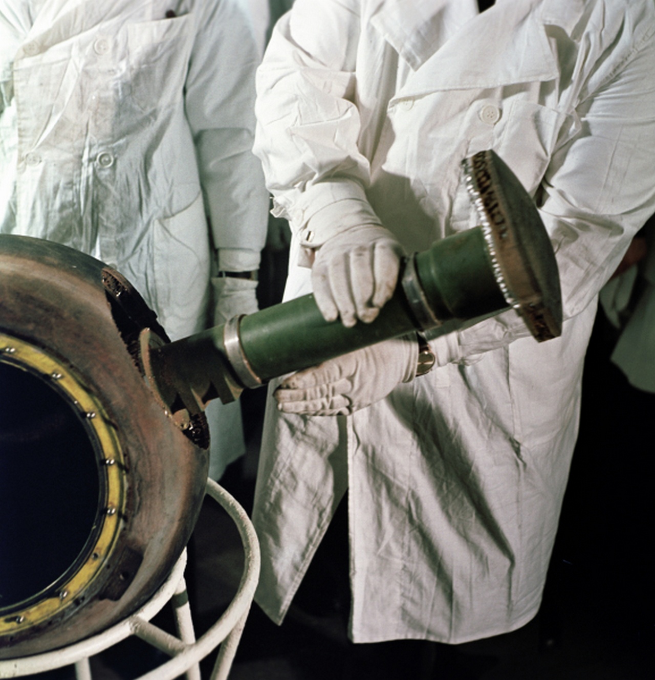 Операторы извлекают капсулу с лунным грунтом, доставленную космическим аппаратом станции «Луна-20».