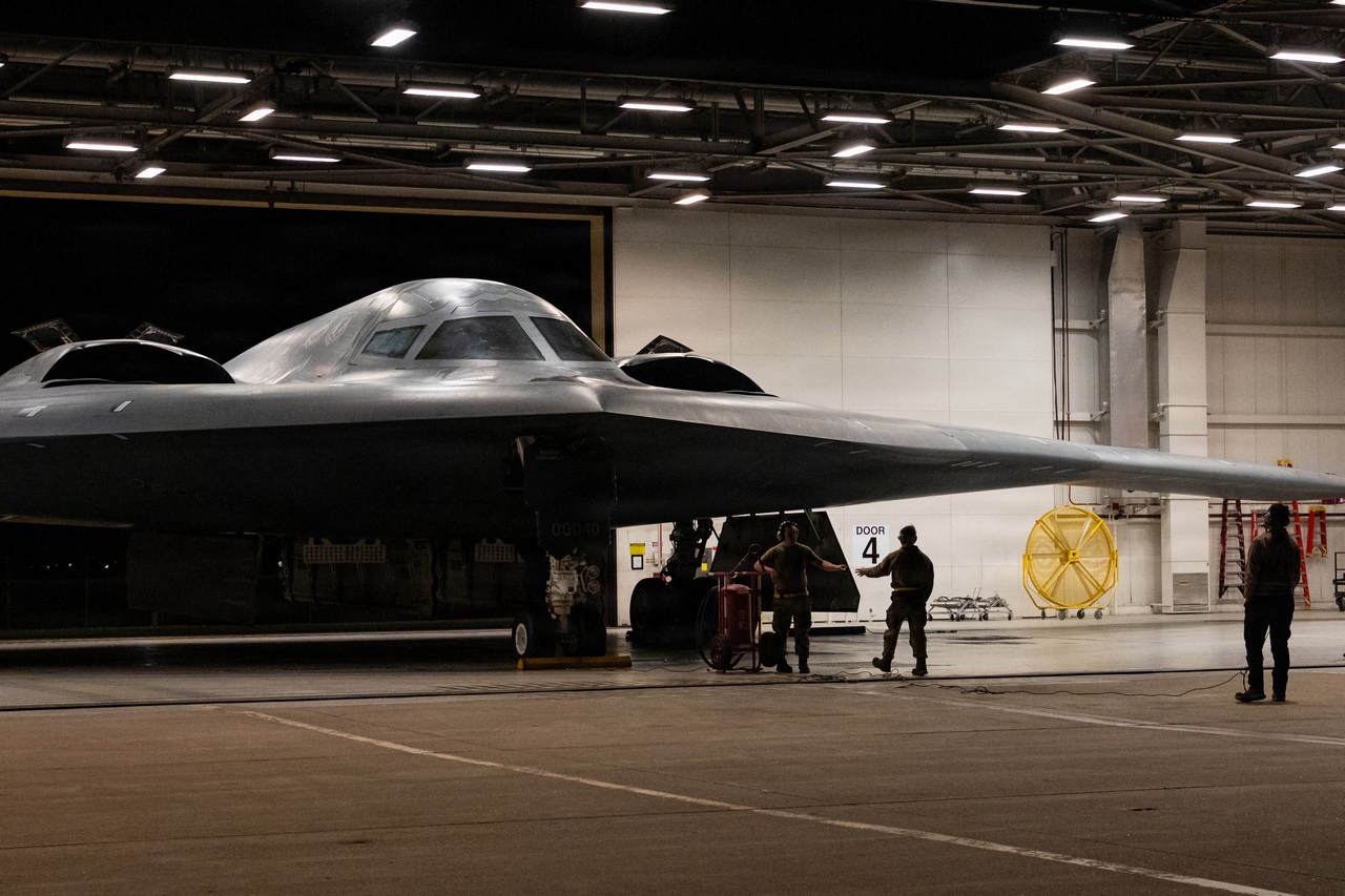 Подготовка стратегического бомбардировщика-невидимки B-2 Spirit к боевому вылету.