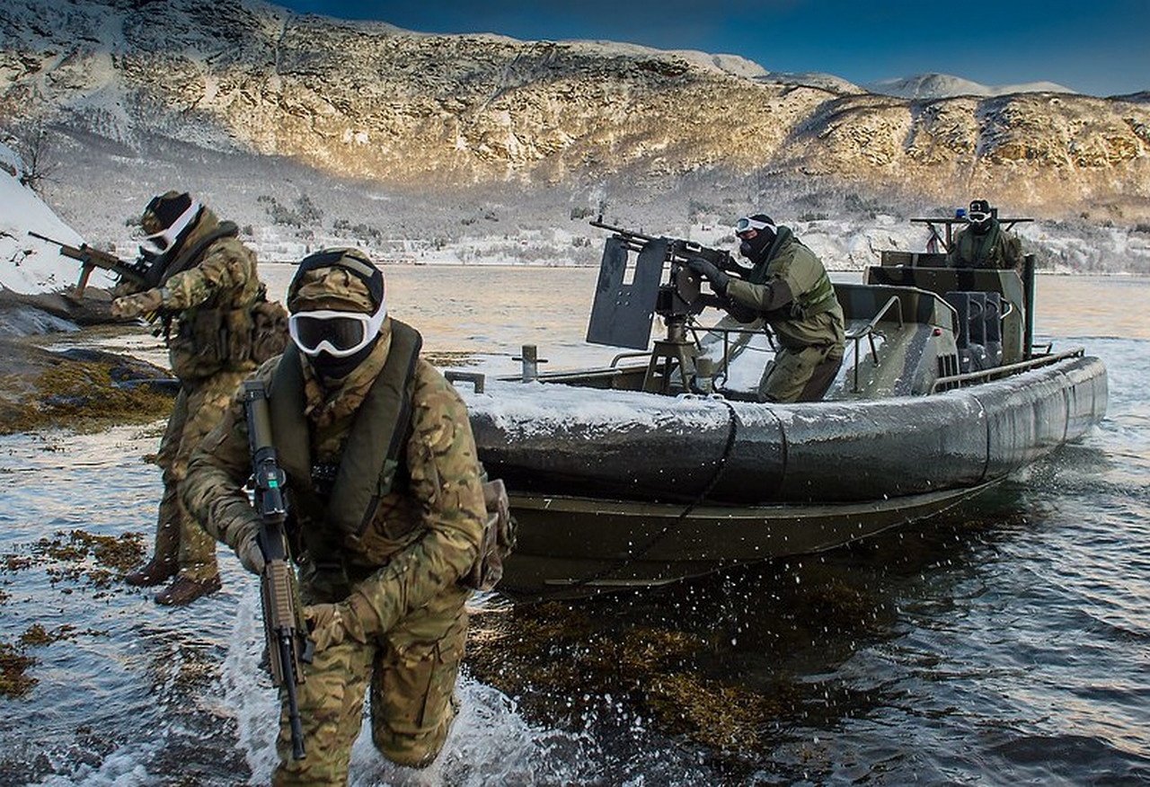 Морские пехотинцы британского королевского флота тренируются в норвежских шхерах.