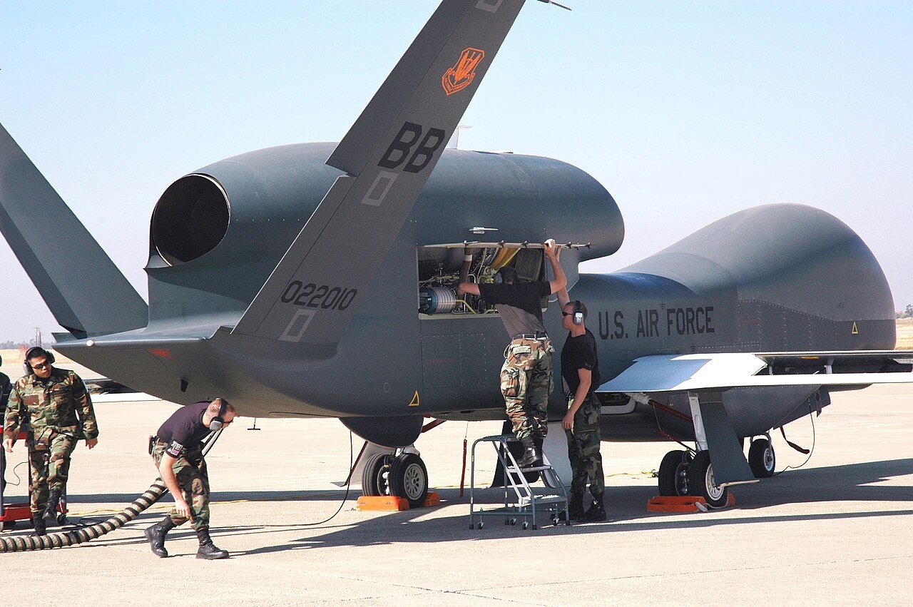 Стратегический разведывательный БПЛА RQ-4 Global Hawk.