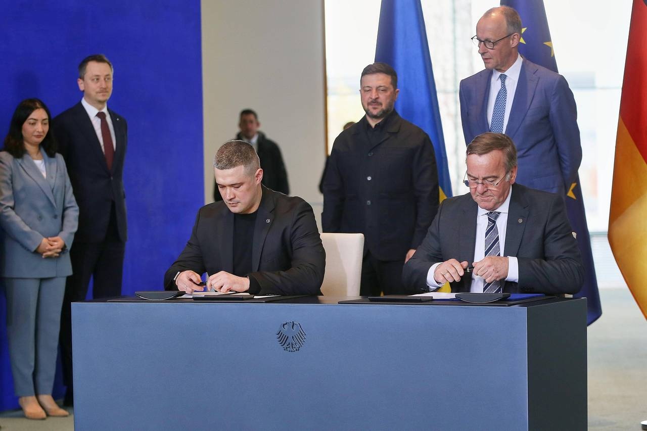 Подписание Меморандума о взаимопонимании министрами обороны Украины и ФРГ в присутствии Зеленского и канцлера Мерца, 14 апреля 2026 г.