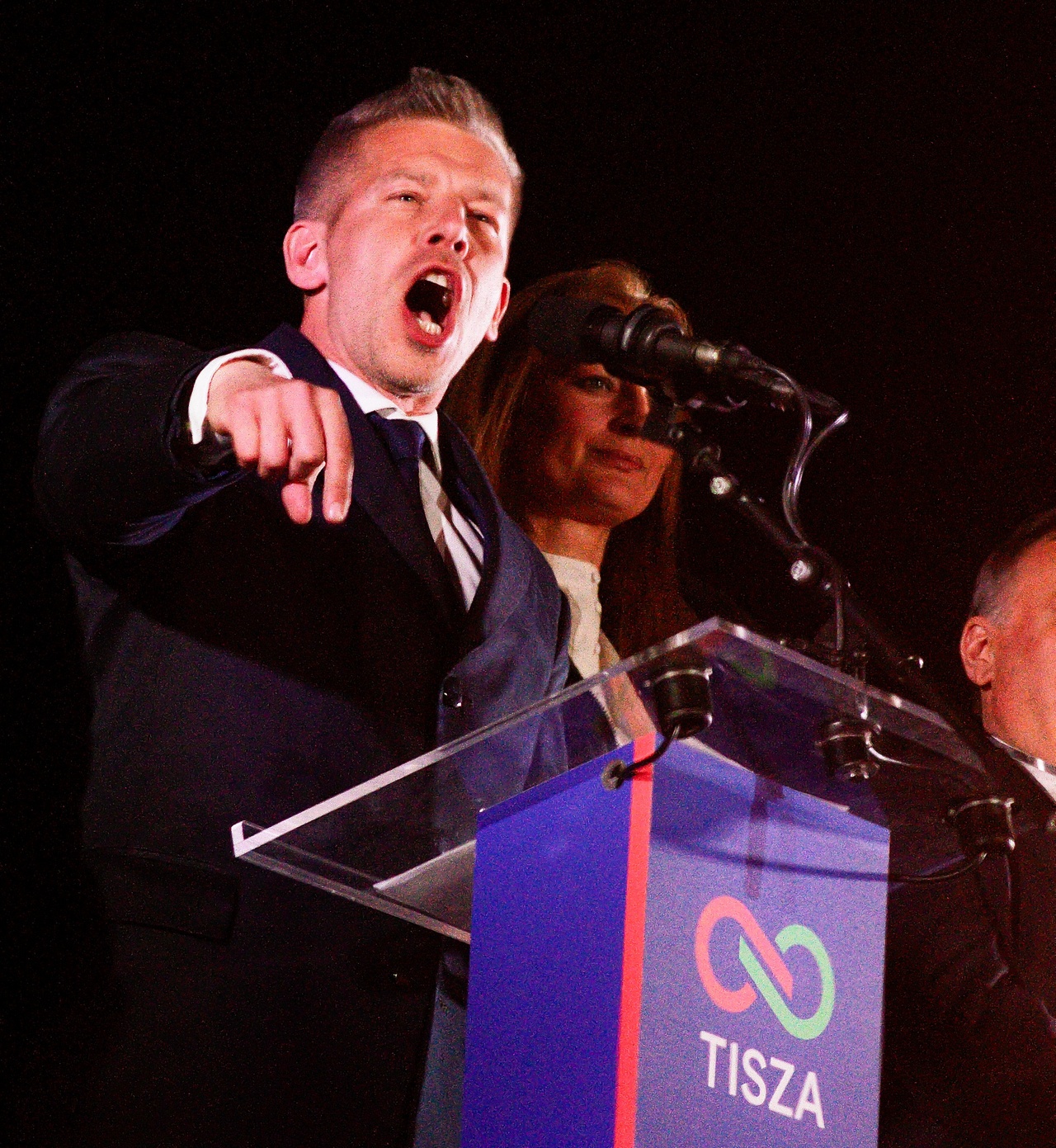 Петер Мадьяр на победном митинге.