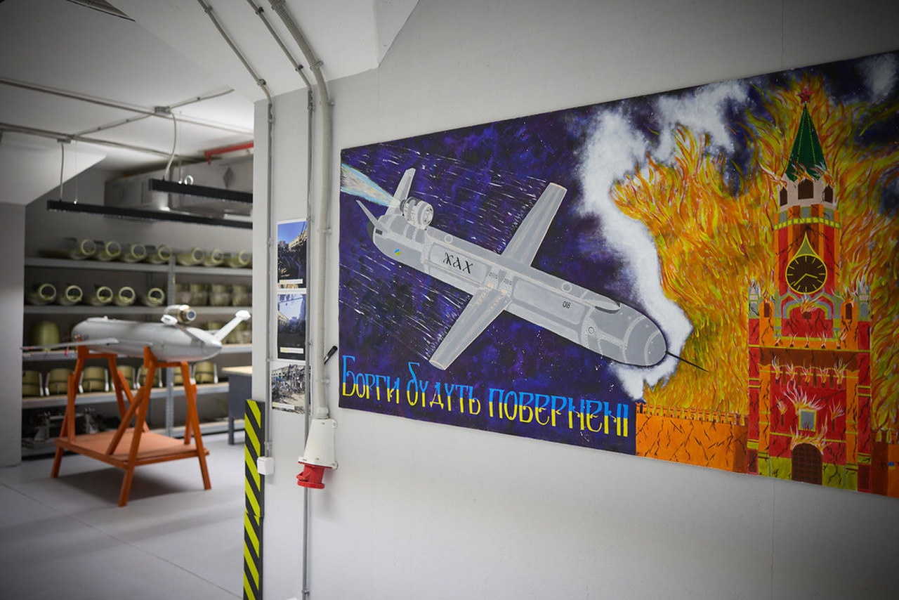 Ещё год назад зарубежным гостям демонстрировали производство дальнобойных дронов «где-то на Украине».