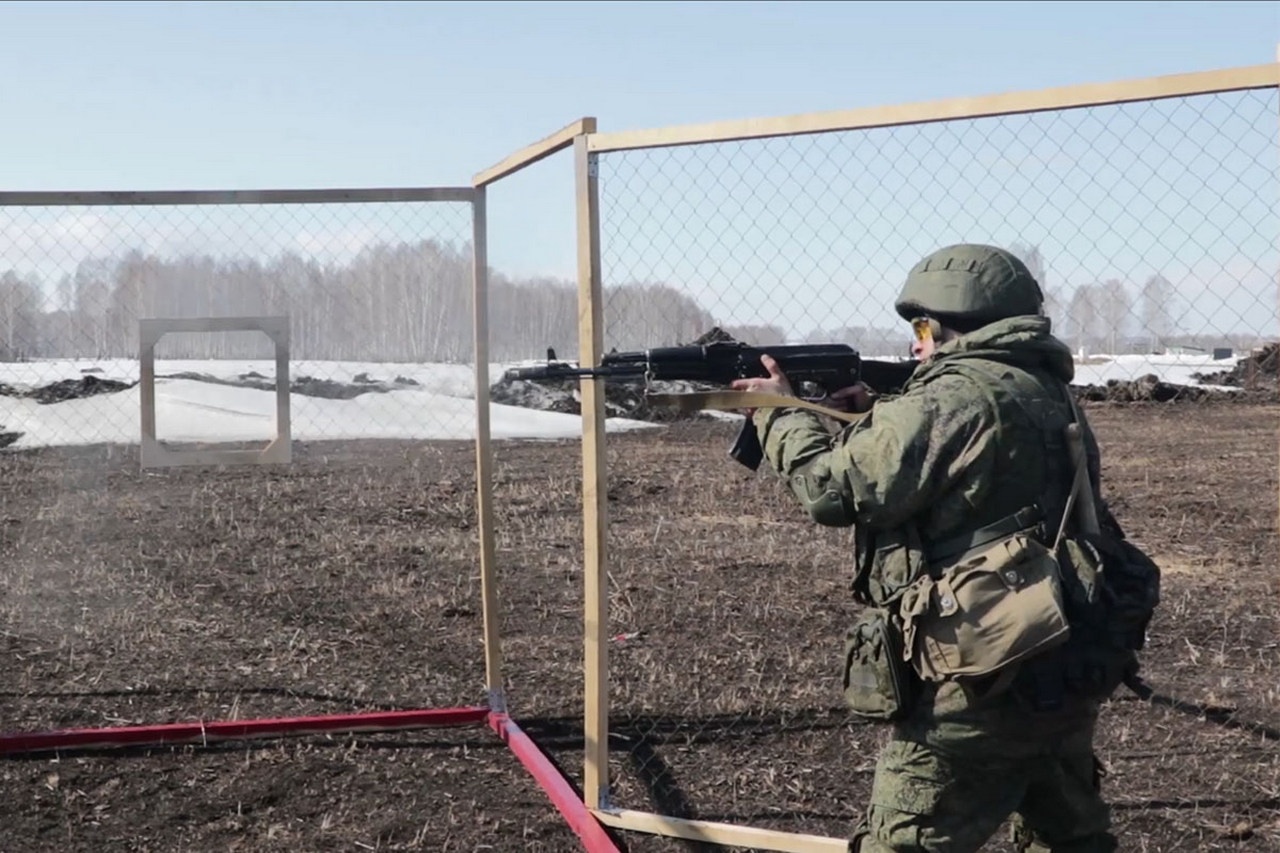 Спецназ ЦВО совершенствует навыки тактической стрельбы в ходе занятий в Новосибирской области.