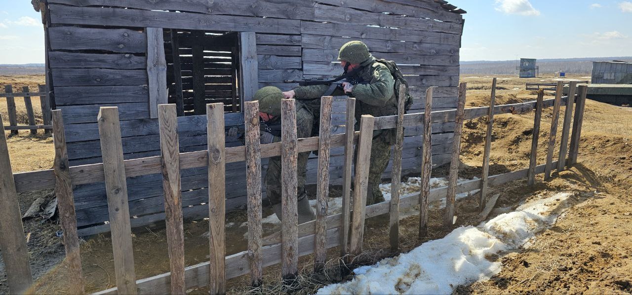 Технику действий в парах отработали военнослужащие мотострелкового соединения ВВО.