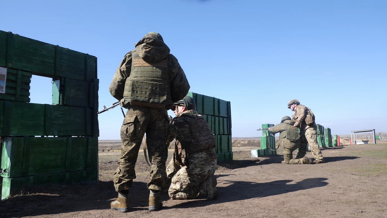 На одном из полигонов МВО проходят занятия с военнослужащими по контракту штурмовых подразделений перед выполнением задач в зоне СВО.