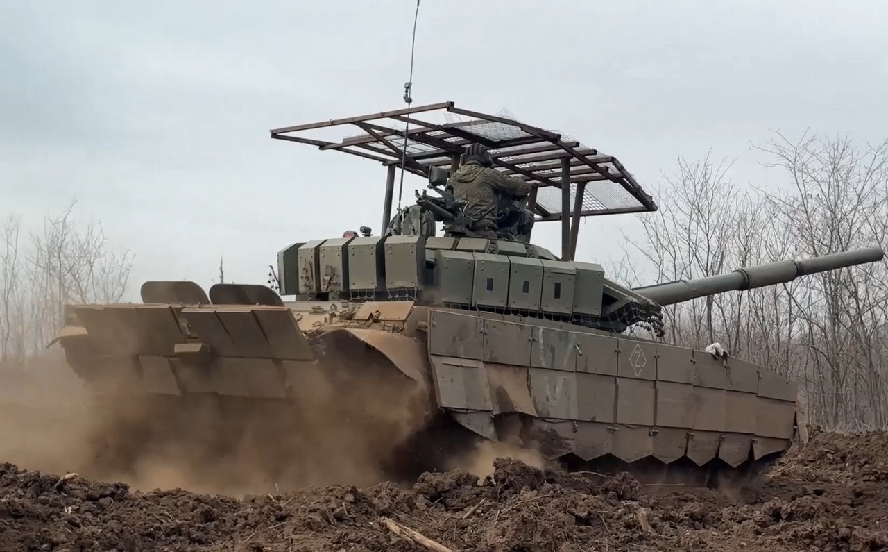 Экипажи танков Т-80БВМ группировки войск «Запад» совершенствуют боевое мастерство на полигонах в тыловом районе СВО.