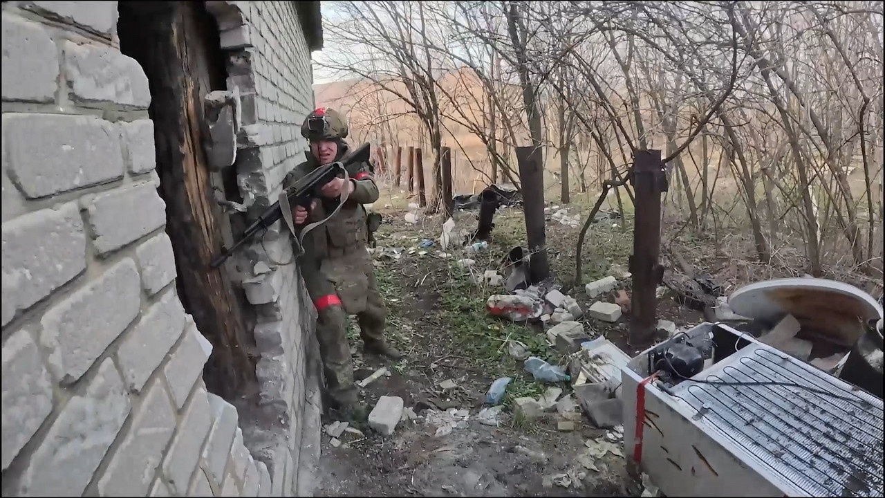 Штурмовики группировки «Центр» захватывают пункт временной дислокации ВСУ.