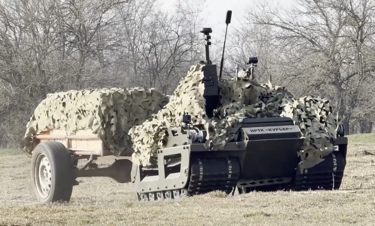 Операторы НРТК «Курьер» группировки войск «Днепр» ежедневно доставляют различные грузы на передовые позиции российских подразделений в Херсонской области.