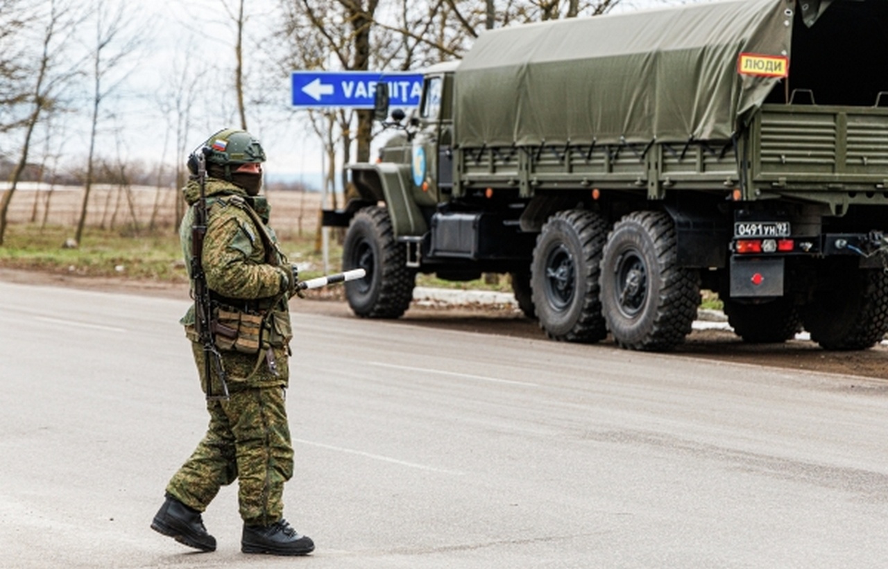 Миротворцы ВС РФ у КПП на трассе Бендеры - Кишинёв в Приднестровье.