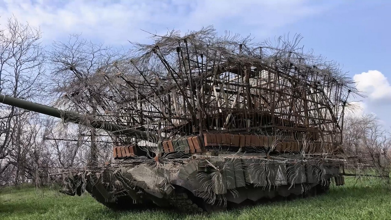 Экипажи танков Т-90М «Прорыв» группировки войск «Днепр» уничтожили опорные пункты с личным составом ВСУ на Ореховском направлении.