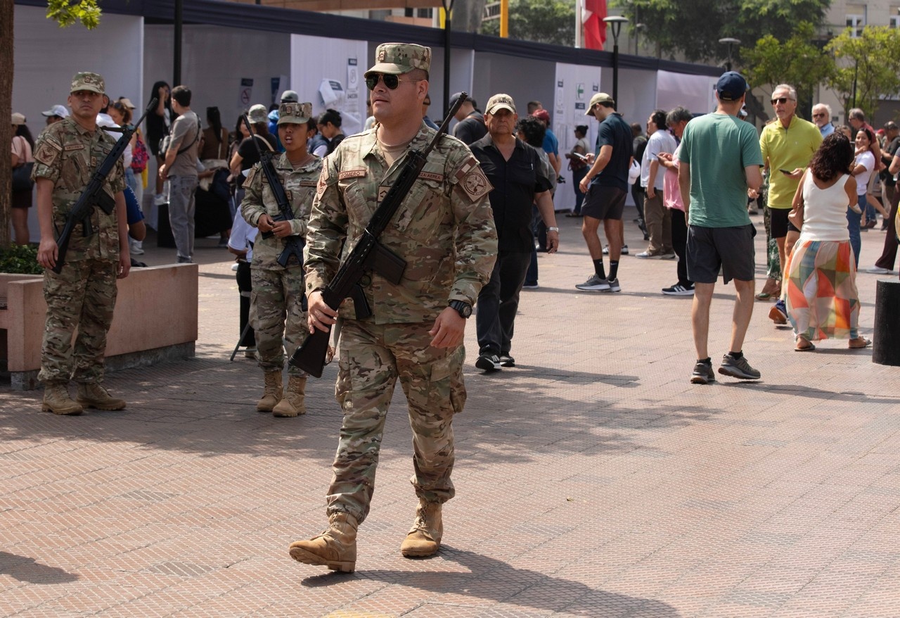 Перуанцы под усиленной охраной выбирают президента, двух вице-президентов, 60 сенаторов и 130 членов Палаты депутатов.