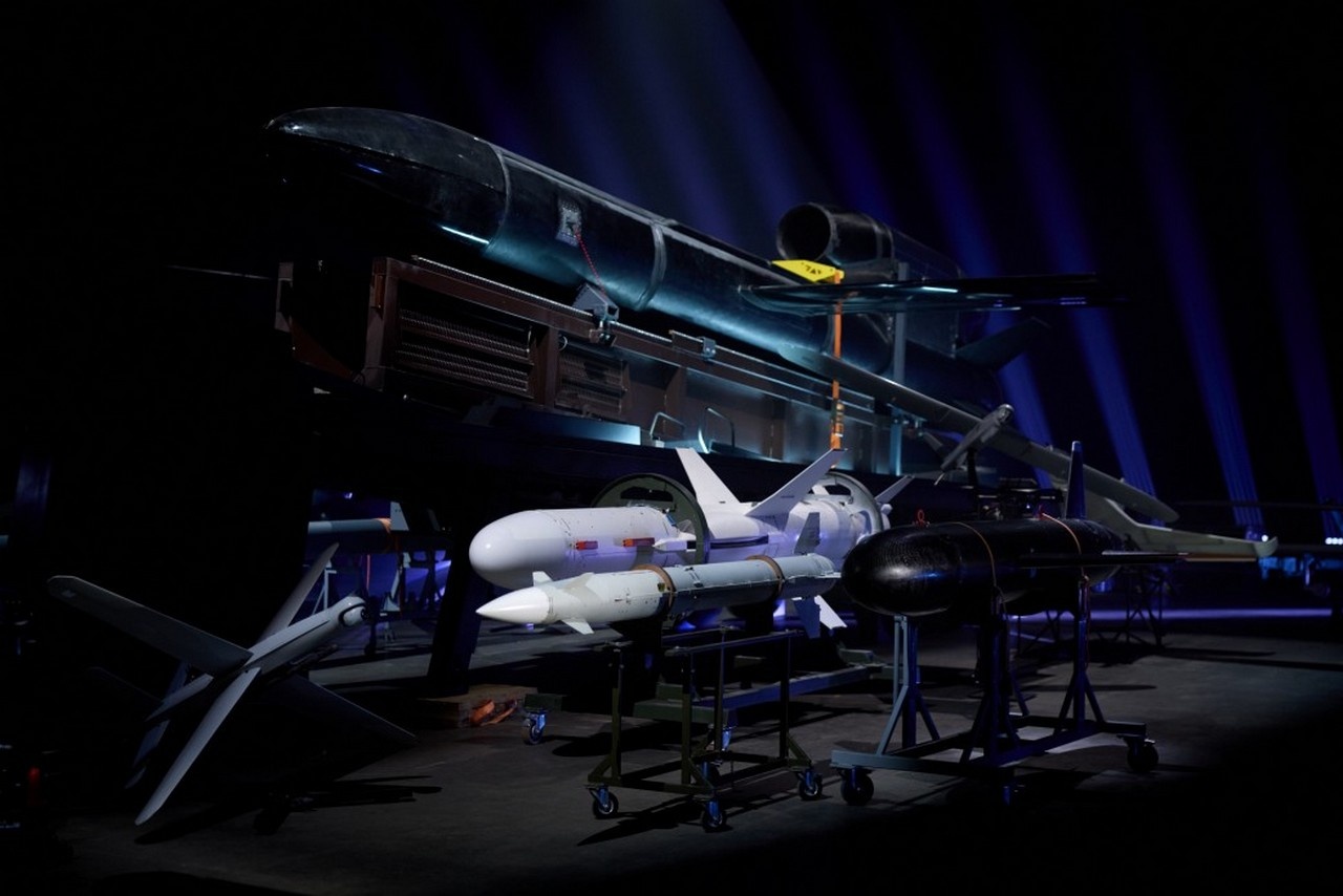 Презентовал всё это богачество лично киевский шоумен под девизом «Так виглядає сила».