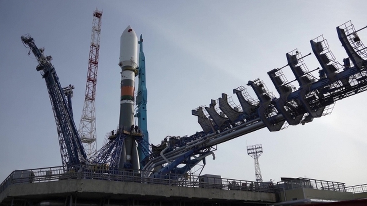 Ракета-носитель «Союз-2.1а» готовится для запуска в интересах Минобороны России на Государственном испытательном космодроме Плесецк.