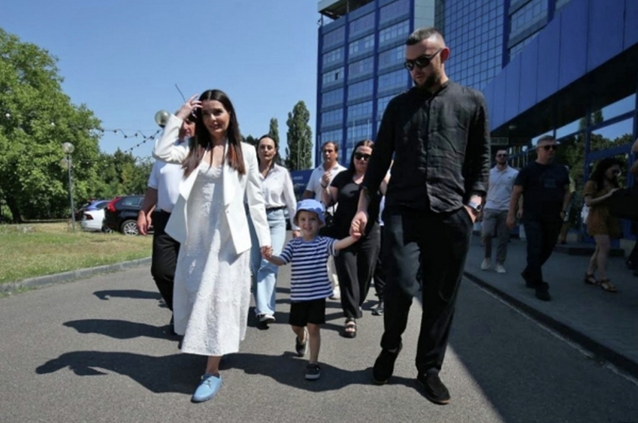 Глава Гагаузии Евгения Гуцул с супругом и сыном у здания суда в Кишинёве, август 2025 г.