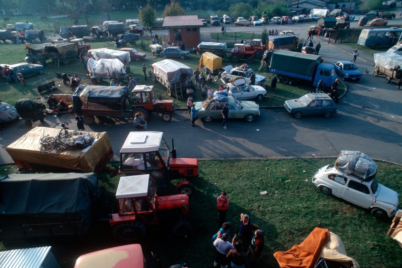 Тысячи боснийских сербов спасаются от мусульманско-хорватского наступления на северо-западе Боснии, 1995 г.