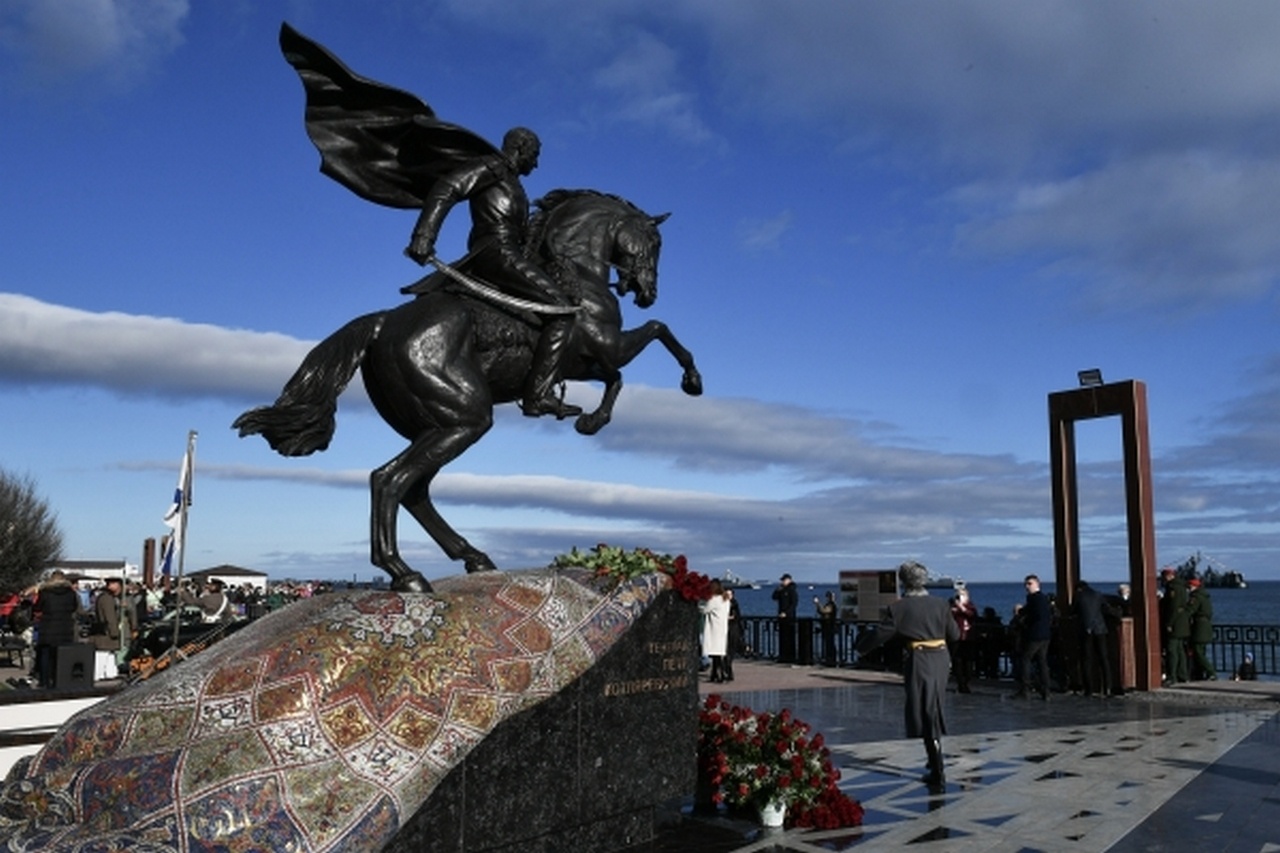 Памятник генералу Котляревскому в Феодосии. Мозаичный «персидский ковёр» символизирует поверженную Персию (скульптор Андрей Коробцов).