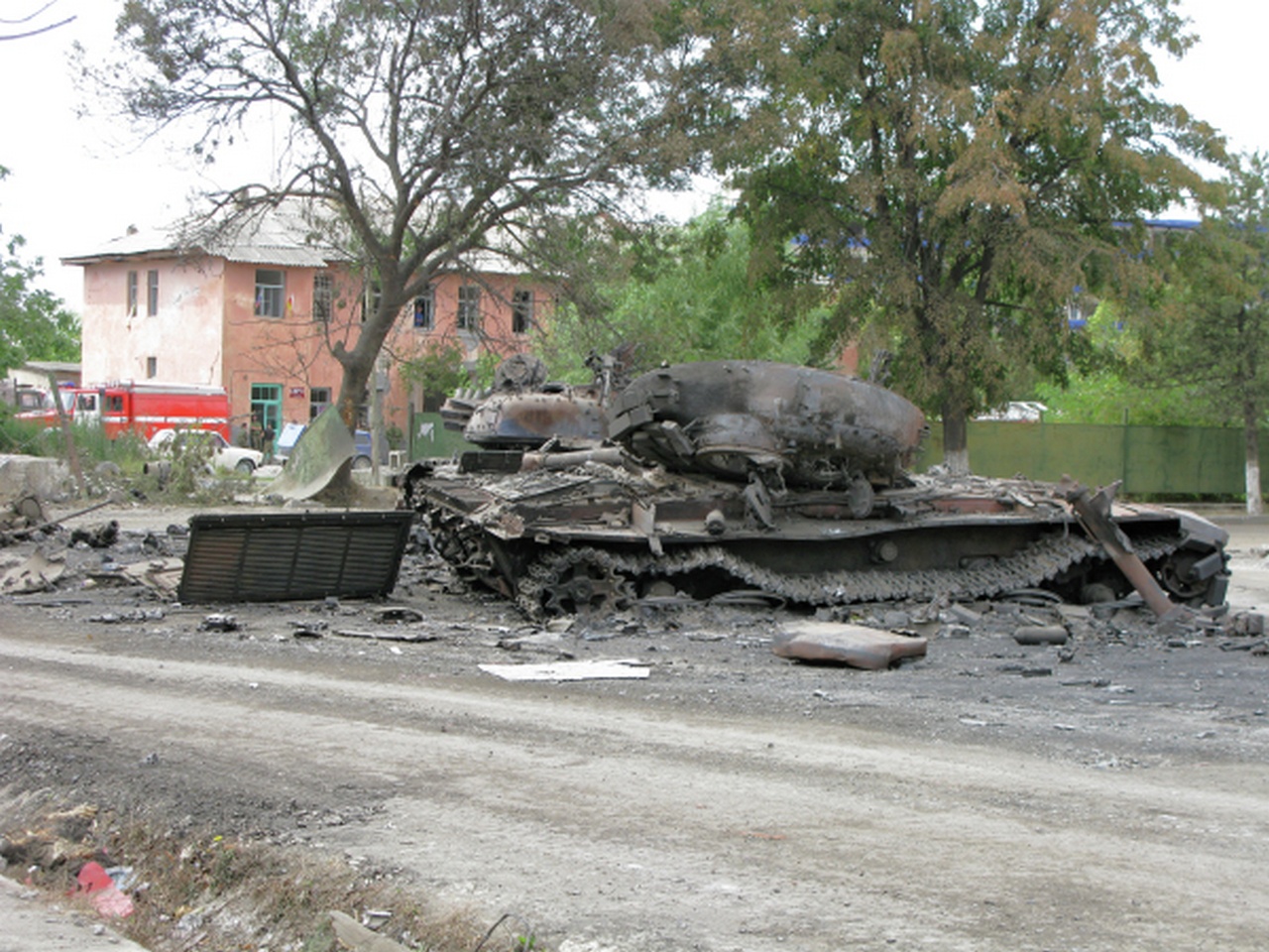 Сгоревшая военная техника на улицах Цхинвала, август 2008 г.