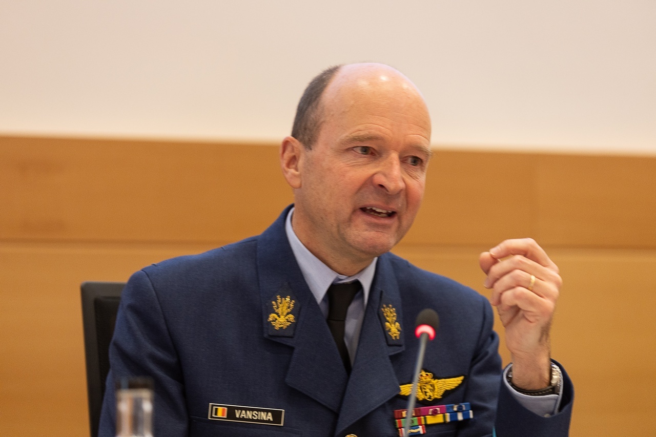 Начальник штаба обороны Бельгии Фредерик Вансина признаёт, что Россия «не нападёт на Европу ни сегодня, ни завтра, ни через месяц». А «войнушку хочет», даже против собственной страны.