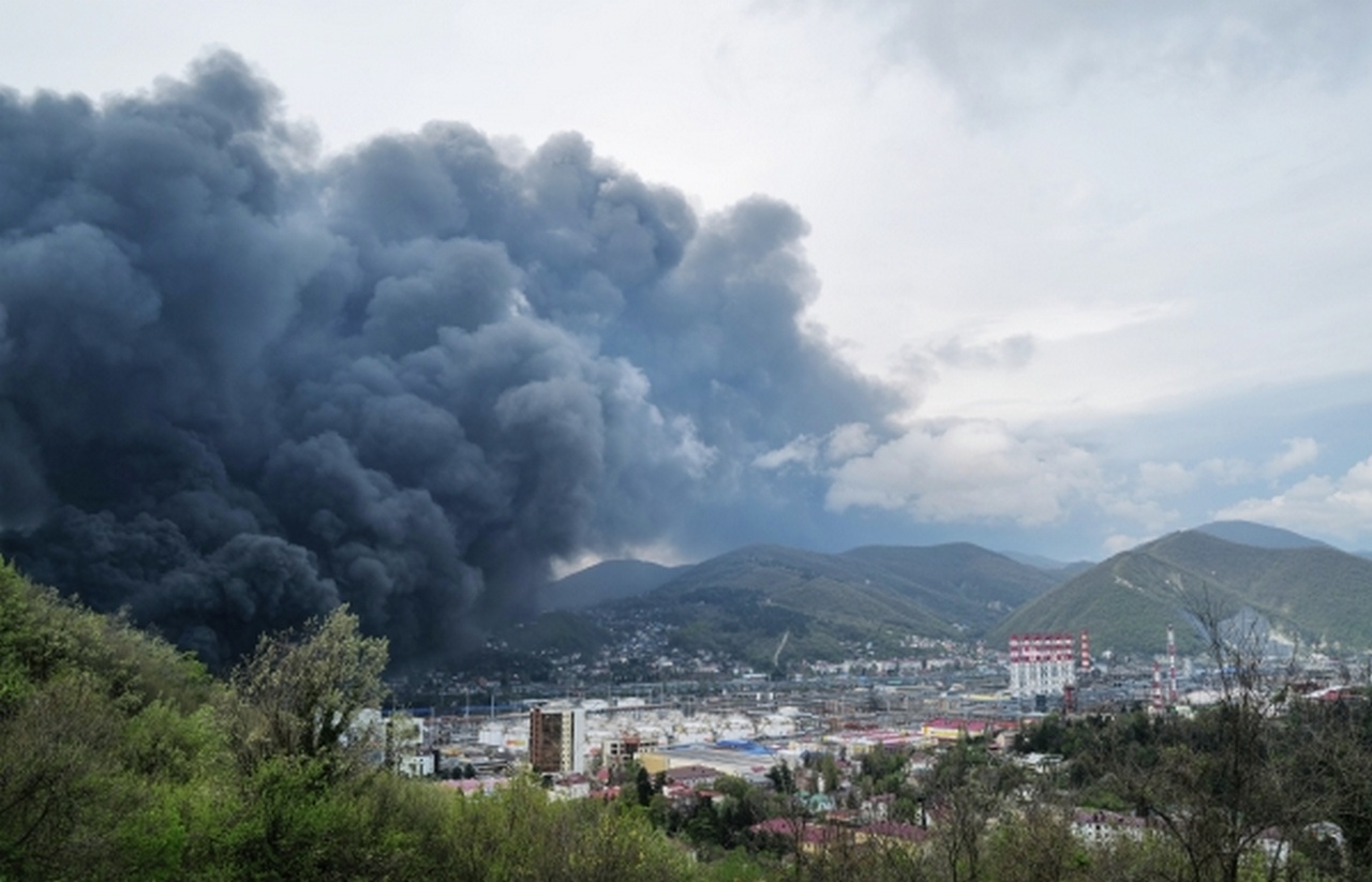 На морском терминале в Туапсе возник пожар после массированной атаки БПЛА в ночь на 20 апреля 2026 г., один человек погиб.