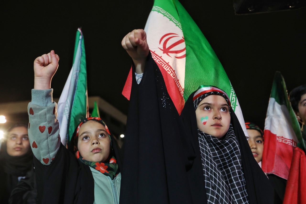 Иранцы сплотились вокруг руководства страны и готовы отразить новые удары.