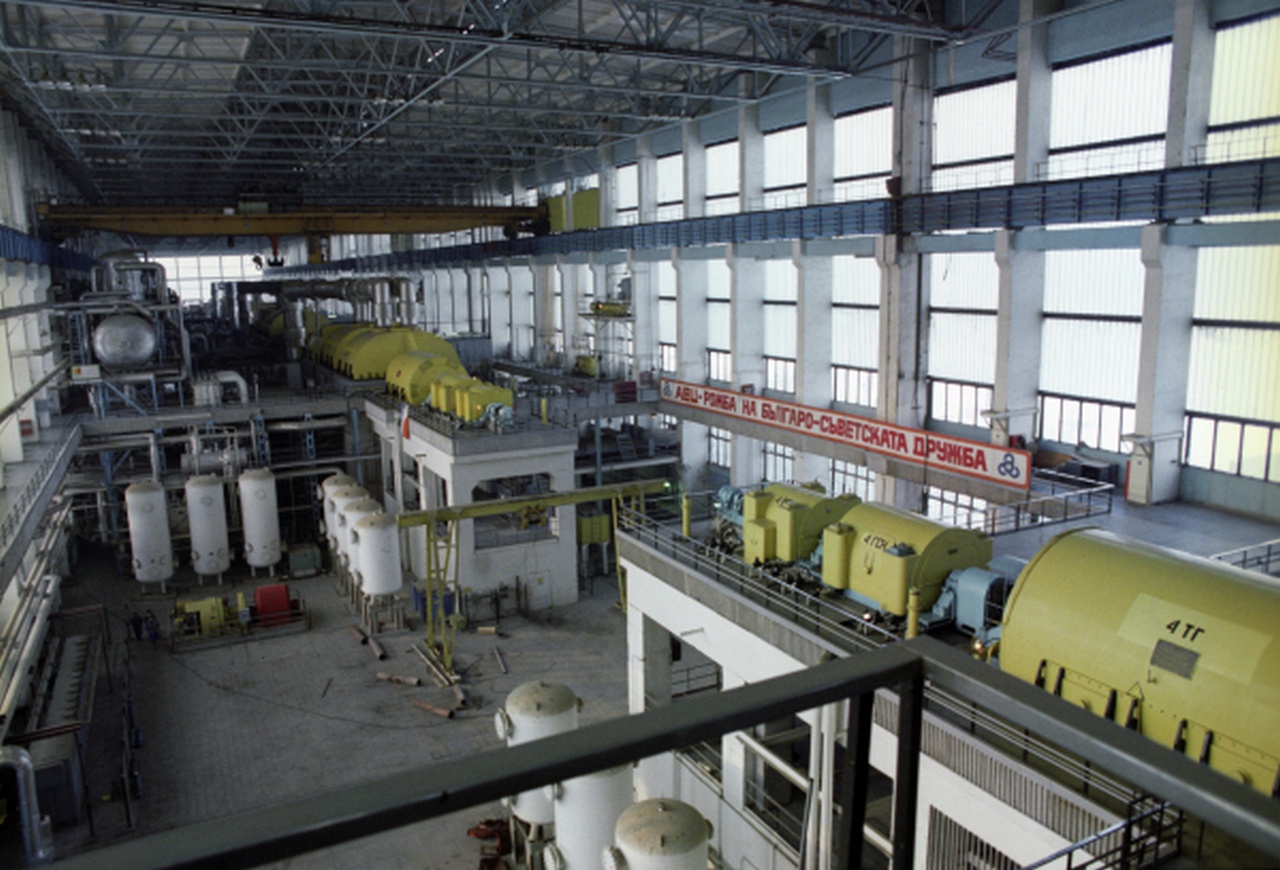 Машинный зал Козлодуйской атомной электростанции, построенной в рамках экономического сотрудничества Народной Республики Болгария с СССР.