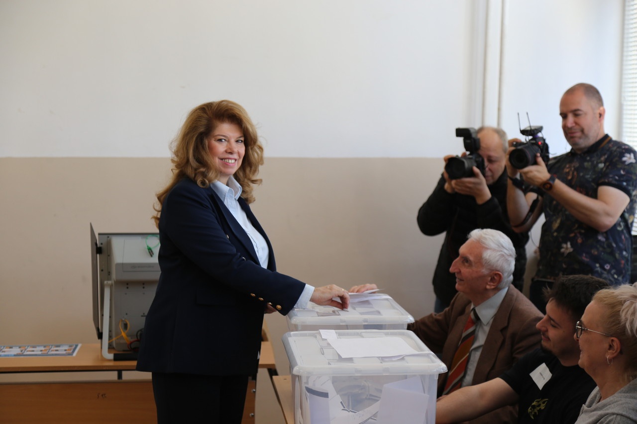 Президент Болгарии Илиана Йотова голосует на избирательном участке в Софии, 19 апреля 2026 г.