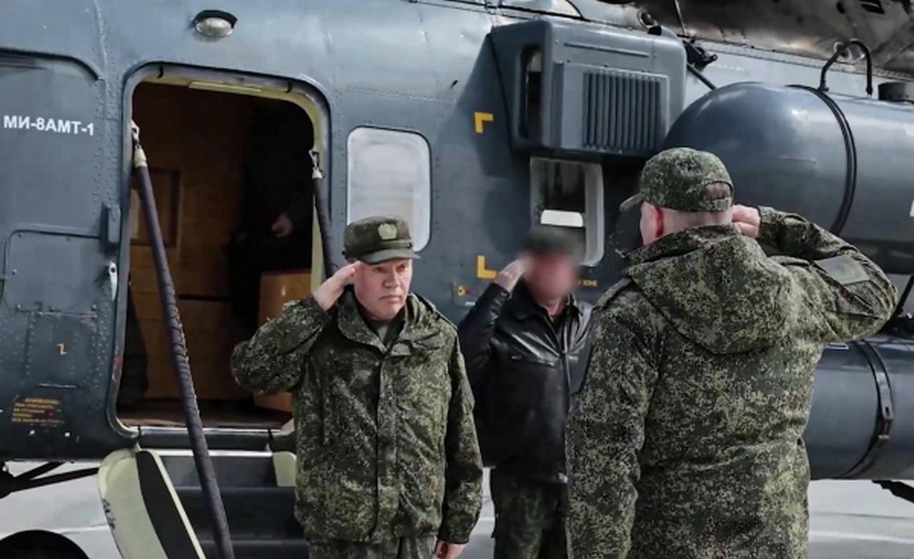 Начальник Генерального штаба ВС РФ генерал армии Валерий Герасимов проверил ход выполнения боевых задач соединениями и воинскими частями Южной группировки войск.