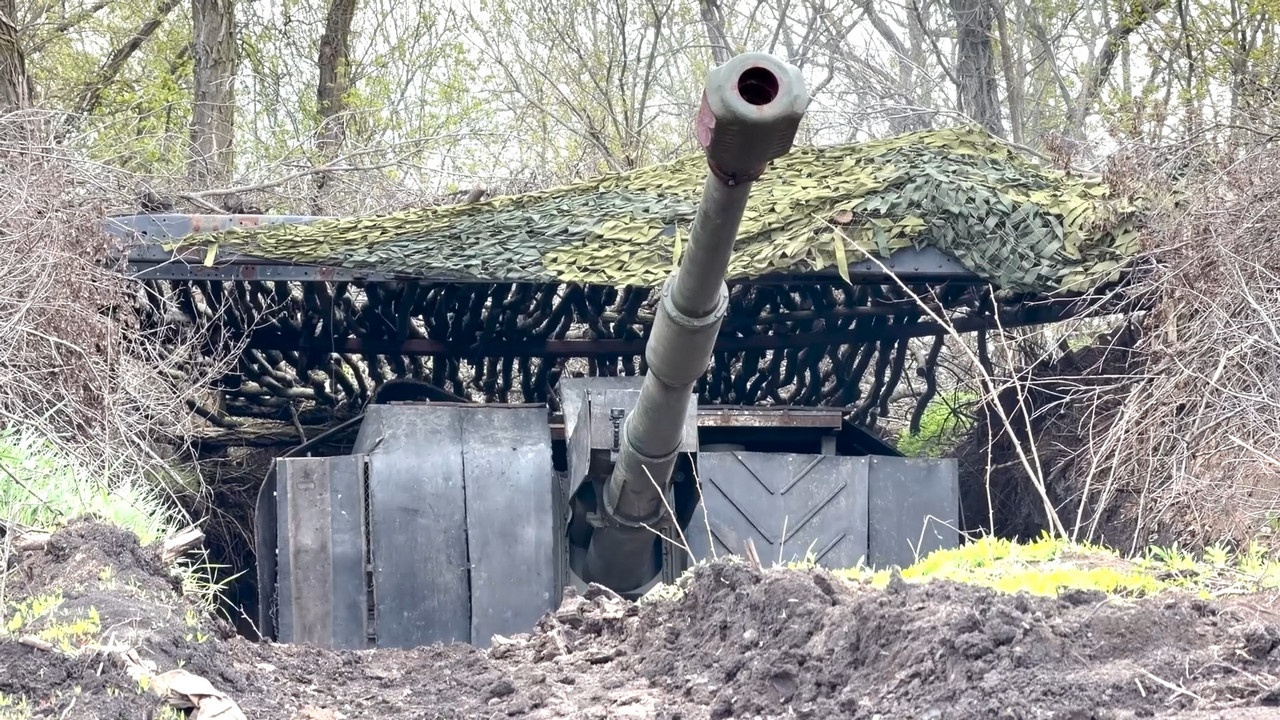 Расчёт самоходной гаубицы «Мста-С» группировки войск «Восток» уничтожил позиции ВСУ в Запорожской области.