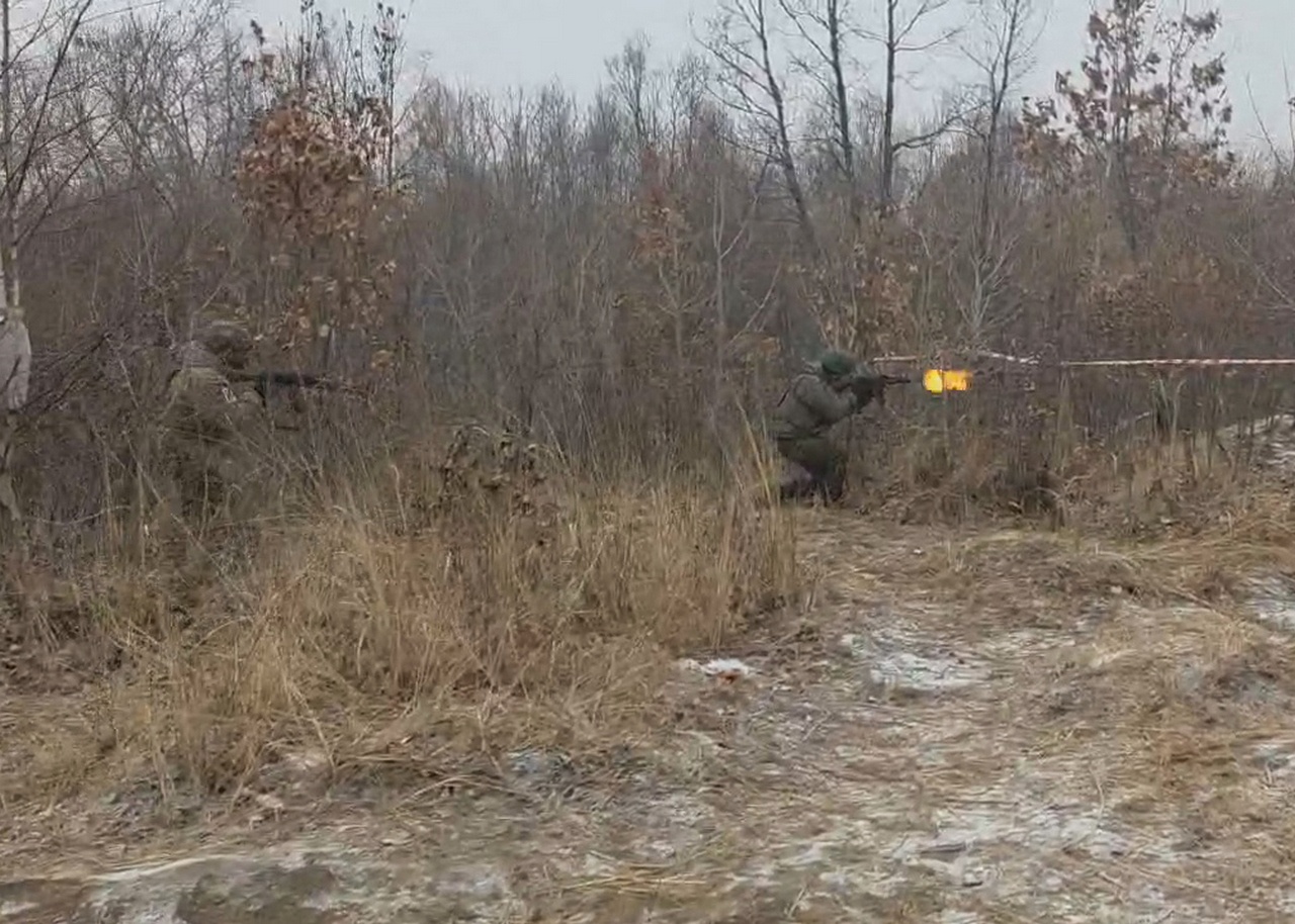 В Приморском крае на полигоне ВВО проходят тренировки штурмовиков.