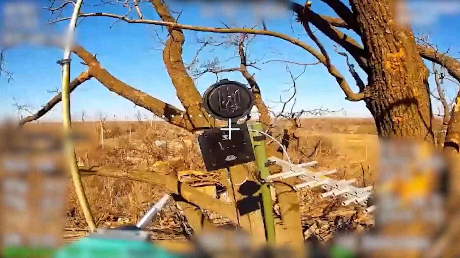 Расчёты войск беспилотных систем группировки «Центр» уничтожили антенны-ретрансляторы связи ВСУ на Добропольском направлении.