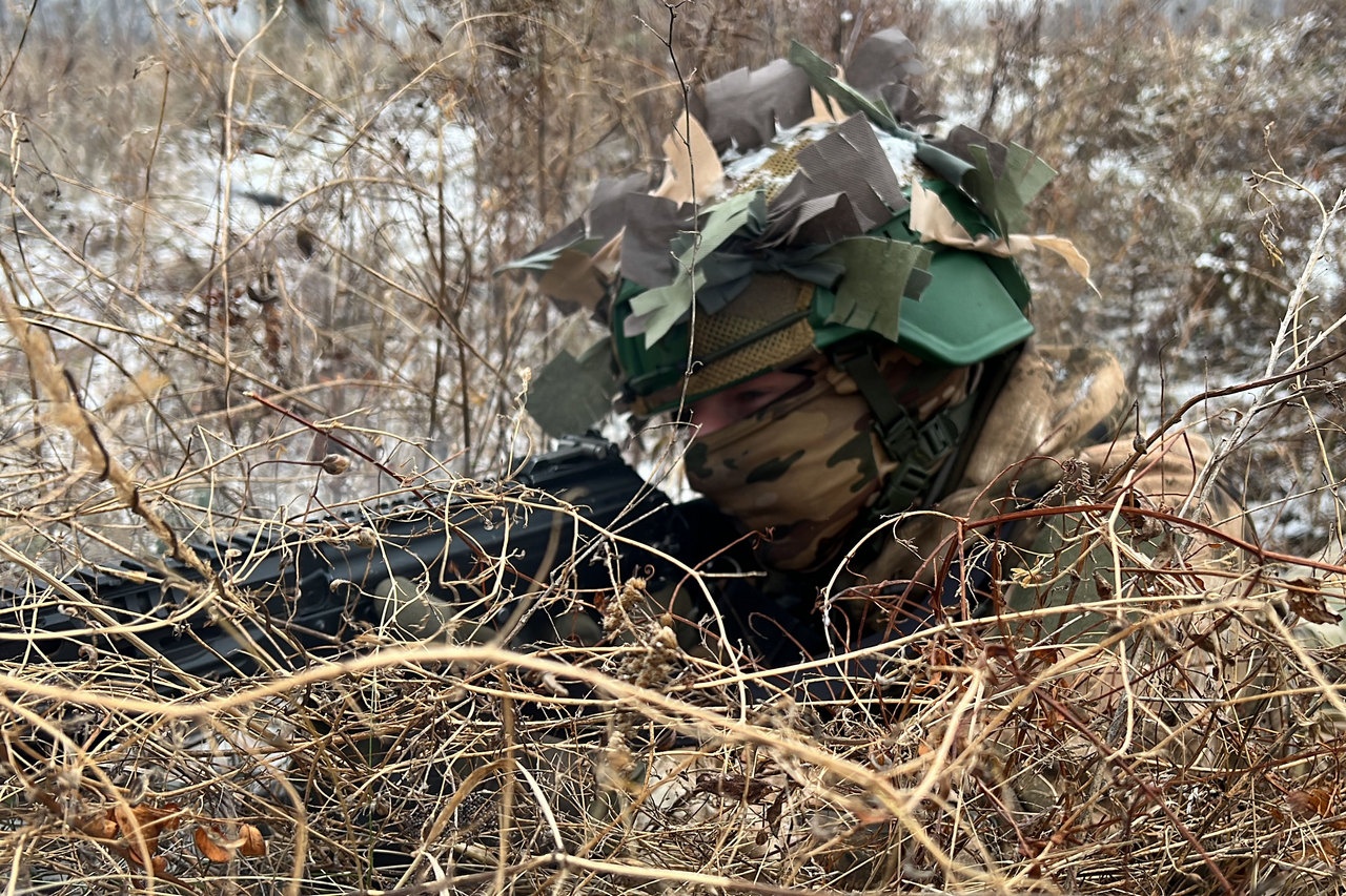 Разведчики мотострелкового соединения ЦВО провели тактические занятия на полигоне.