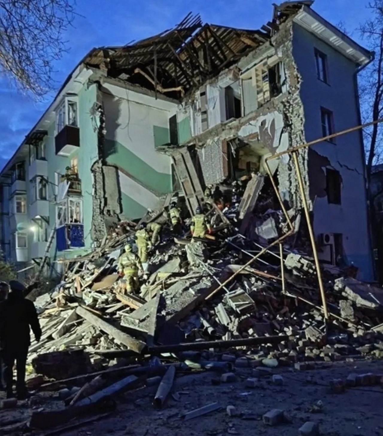 В Сызрани после атаки БПЛА обрушился подъезд дома, в результате пострадали 11 человек, в том числе двое детей.