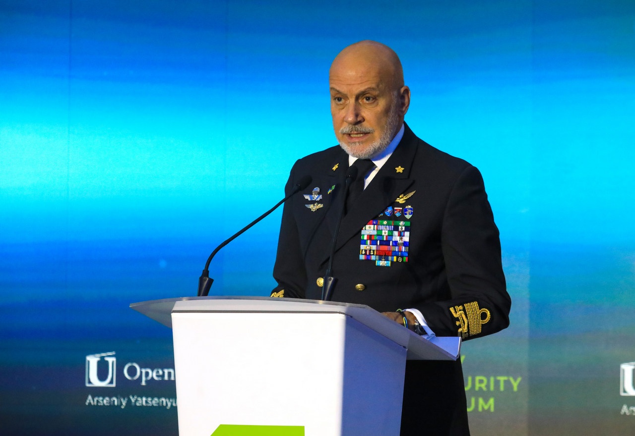 Председатель Военного комитета НАТО адмирал Джузеппе Каво Драгоне на Киевском форуме по безопасности, 23 апреля 2026 г.