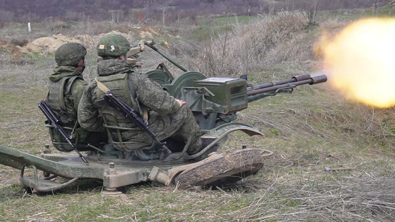 Зенитчики ЮВО в Южной Осетии отразили воздушную атаку условного противника.