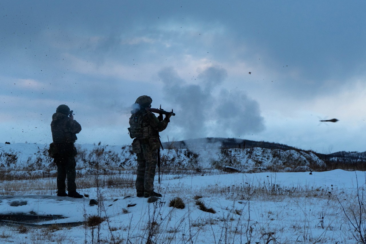 Морские пехотинцы Северного флота отрабатывают приёмы ведения современного боя.