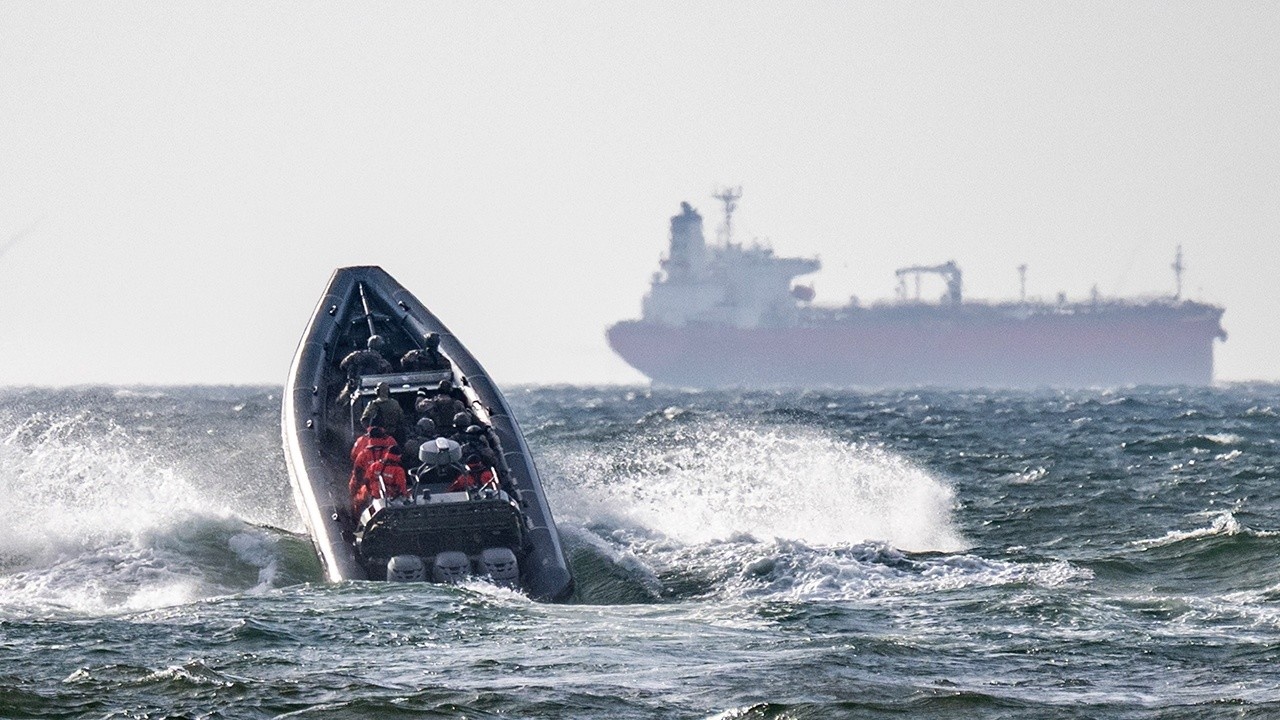 Иран отныне контролирует Ормузский пролив и взимает плату с коммерческих судов.