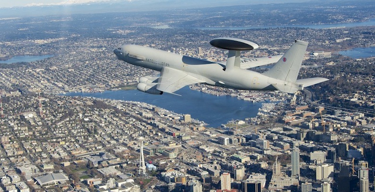 Разведывательный самолёт AWACS.