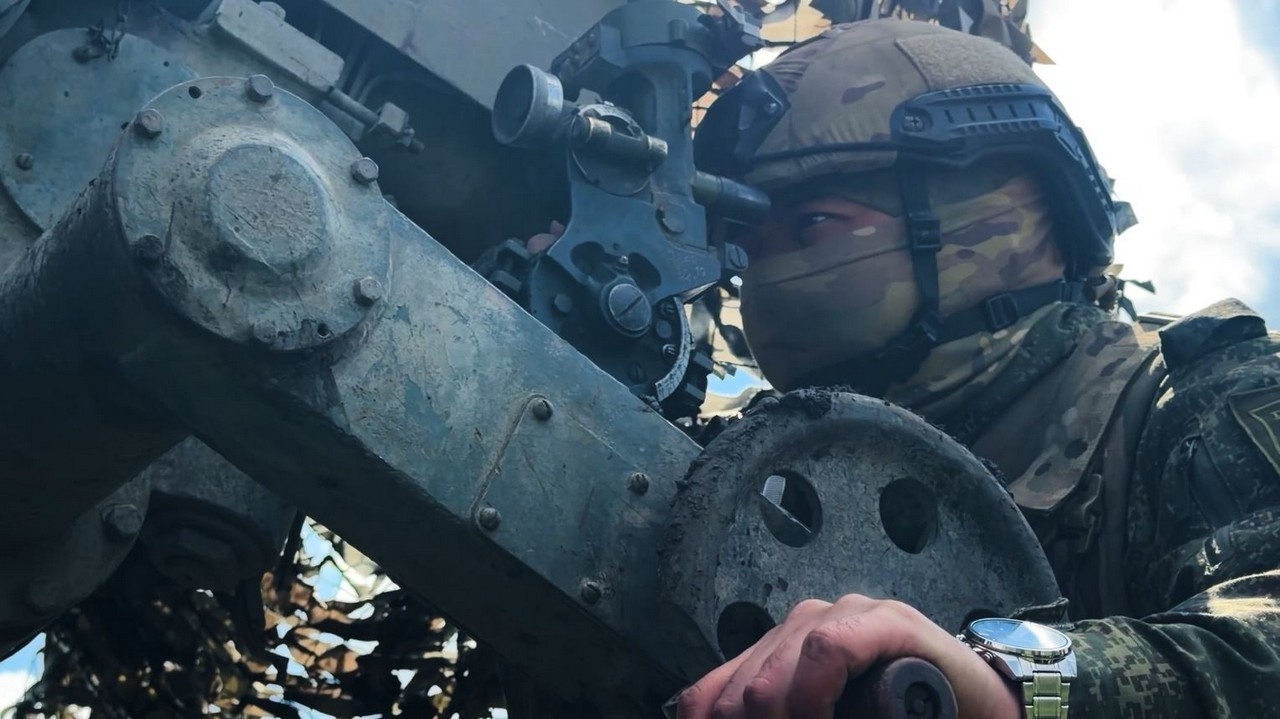 Расчёты РСЗО БМ-21 «Град» группировки «Восток» уничтожили места размещения боевиков ВСУ в Запорожской области.