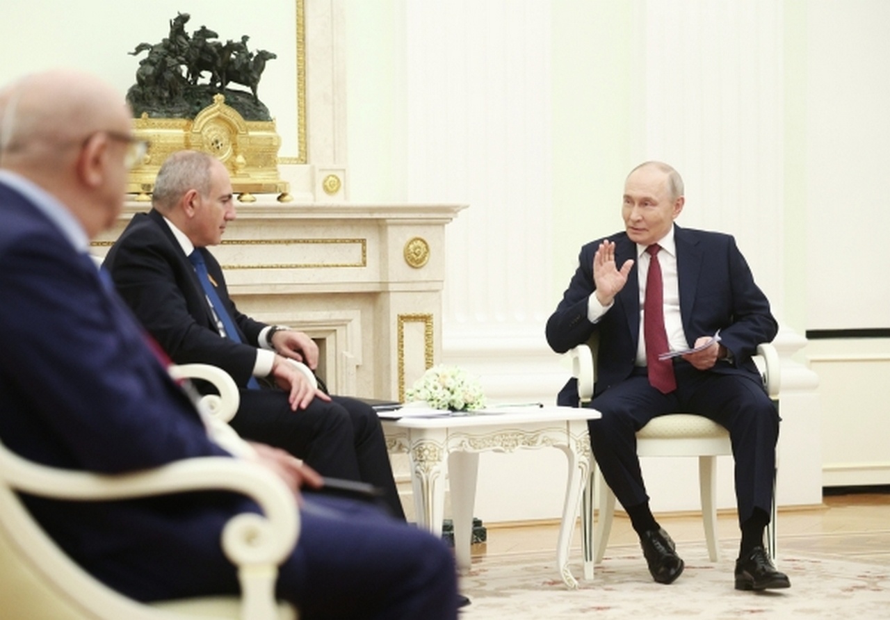 Президент России на встрече в Кремле прямо заявил, что Армении на двух стульях усидеть не удастся.