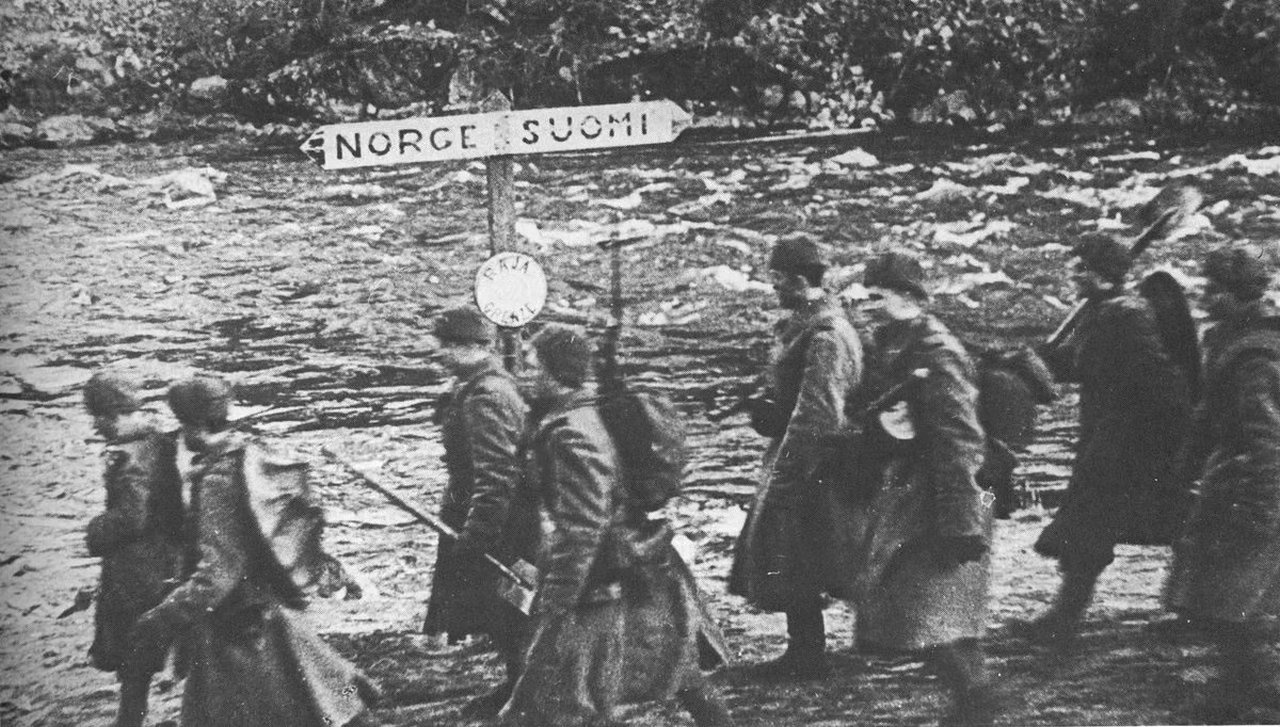 Советские войска пересекают финско-норвежскую границу в ходе Петсамо-Киркенесской наступательной операции, октябрь 1944 г.