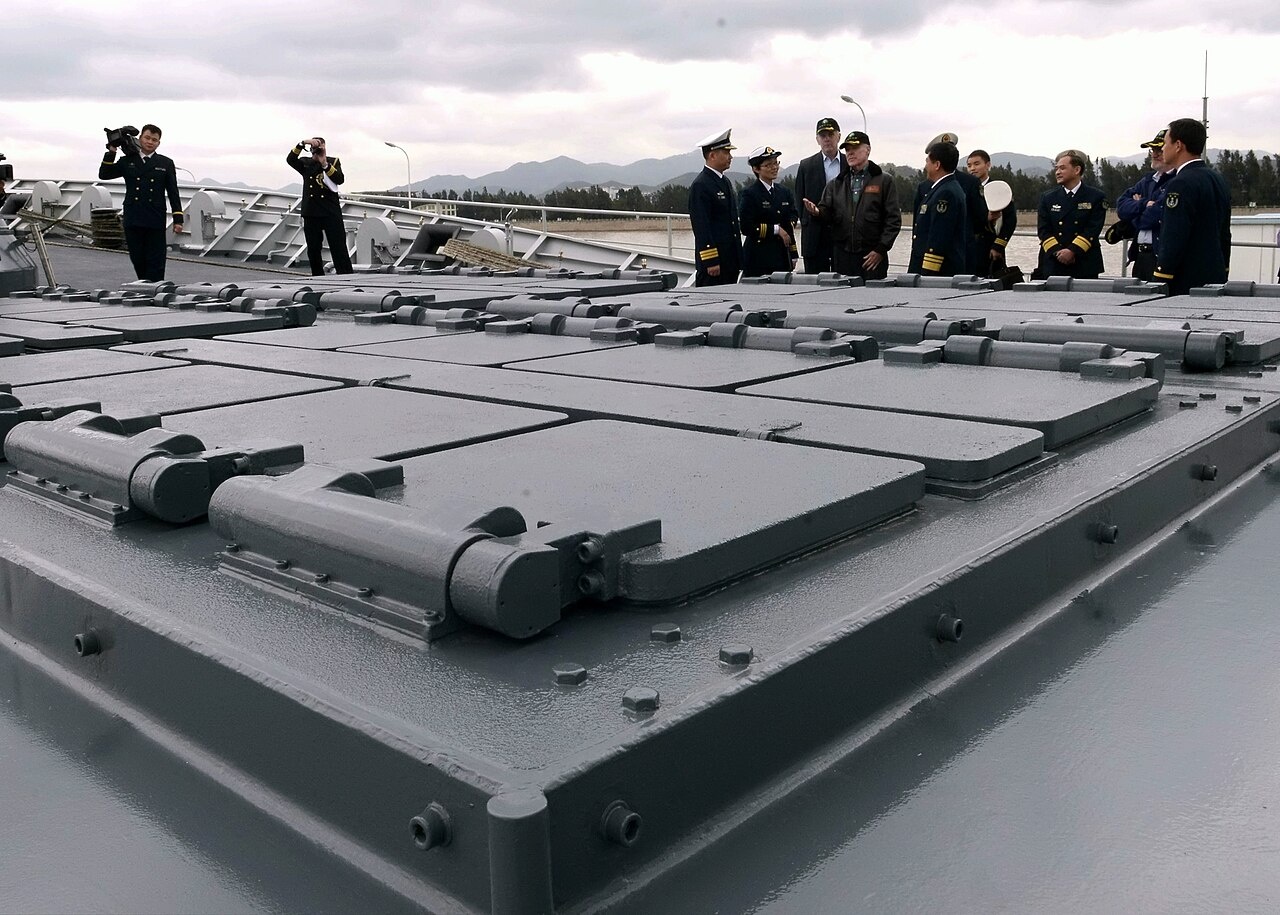 Пусковые установки ЗРК HQ-16 VLS на китайском корабле.