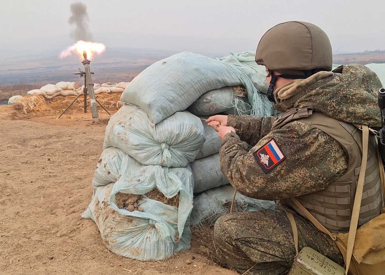 В Приморье миномётные расчёты ВВО учатся уничтожать блиндажи условного противника.