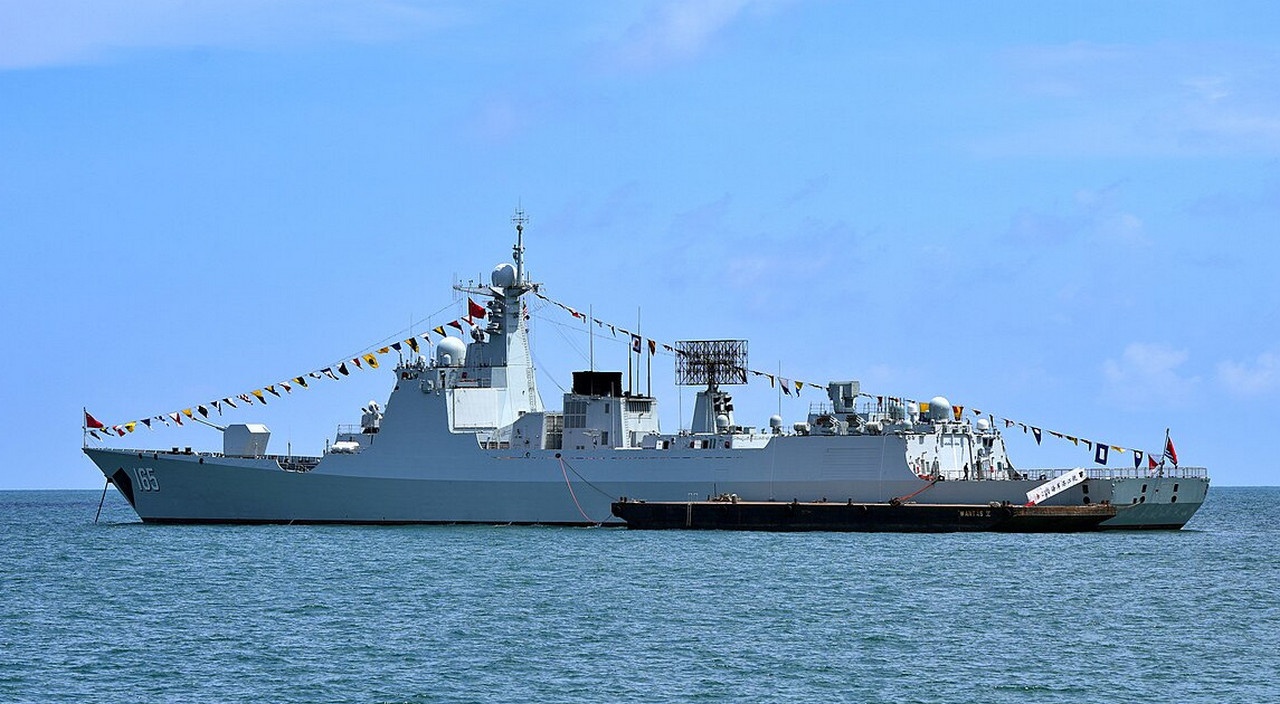 Эсминец проекта Type 052D «Чжаньцзян» ВМС Китая.